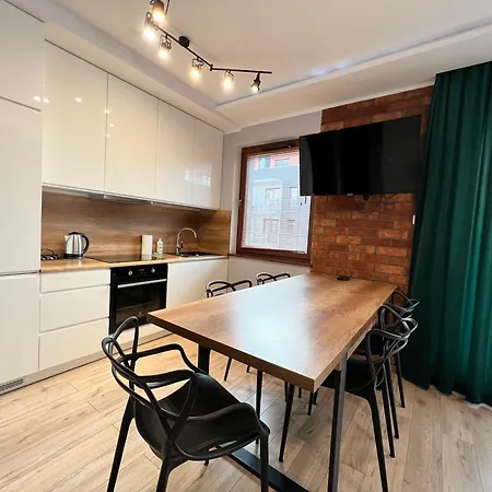 Stylish Oldtown Riverview Balcony Apartment Gdansk